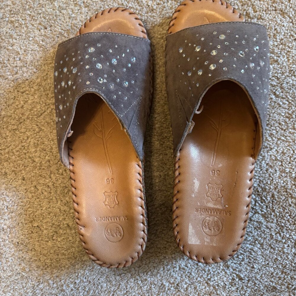 NEW Salamander “Flora I G” Taupe Suede Wedge Sandals– Women’s Size 6